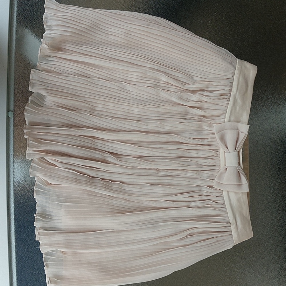 Fully lined pleated skirt